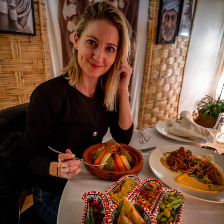 Frau mit Essen in Marokko